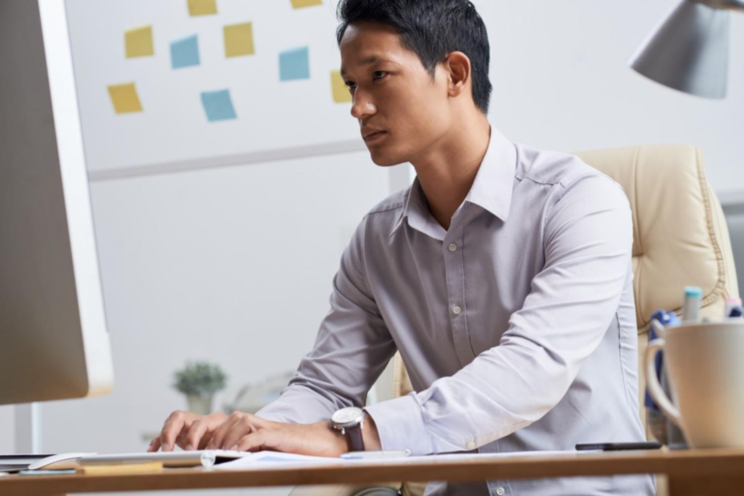 Espace de travail collaboratif chez plurevionex avec équipements techniques
